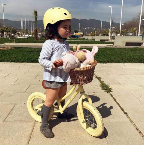 Kind mit Laufrad und Helm