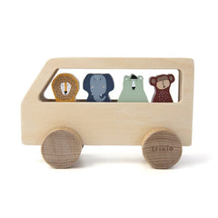 Holz-Spielzeug mit kleinen Tieren im Bus