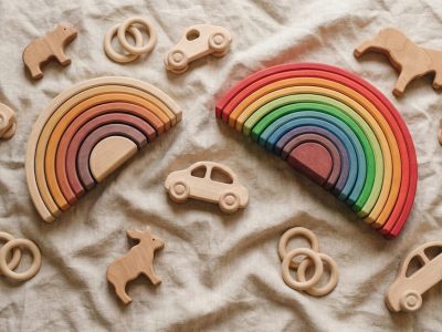 Holzspielzeug für Kinder auf natürlichem Leinenhintergrund — FSC-zertifiziert