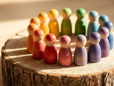 Grapat Nins Holzfiguren handgemalt mit natürlichen Pigmenten