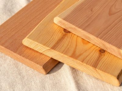 Holzmaserungen im Vergleich: Buche, Kiefer und Zirbe für Kindermöbel