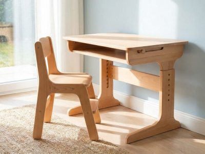 Höhenverstellbarer Kinderschreibtisch aus Naturholz im hellen Kinderzimmer